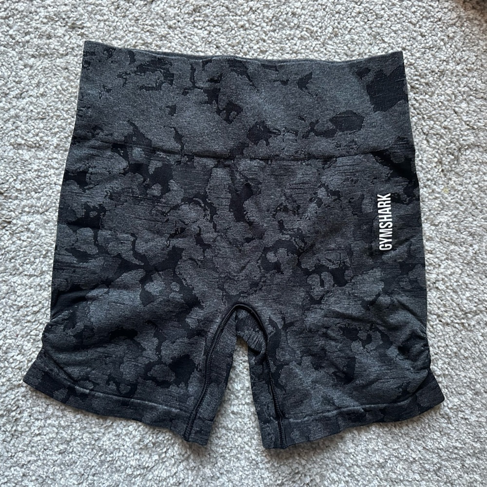 Women’s Gymshark Adapt Camo Black & Gray Seamless Shorts - Picture 3 of 7